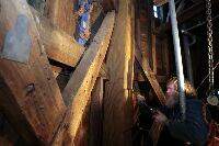 Alkmaar, 11 december 2008. WAAGTOREN OPGEGETEN DOOR KNAAGKEVER.
Molenbouwer Piet Mosch van het bedrijf  Poland uit Broek op Langedijk heeft zijn handen vol aan het vervangen van eikenhout dat is aangetast door de bonte knaagkever. Grote stukken moeten worden vervangen. Het is bijzonder stoffig en krap in de nok van de Waagtoren. Het eikenhout, veelal uit 1529 is ernstig aangetast. Mosch heeft in 1995 ook al een grote reparatie uitgevoerd aan  deberoemde Alkmaarse toren. Een eikenhouten stijl van 5.5 meter is al vervangen door een nieuwe van bilinga hardhout. Wanneer die stijl inclusief de legeringen, veldkruizen en korbelen zijn gerestaureerd volgt de tweede stijl waarschijnlijk in de loop van volgend jaar.  De restauratie duurt nog tot en met januari en de voorlopige kosten bedragen 60,000 euro. Door de vele eeuwen heen is er al heel wat hout vervangen, hetgeen ook aan de diverse soorten eikenhout die qua kleur behoorlijk verschillen duidelijk te zien is. foto Martin Mooij
Onderwerpen december 2008j